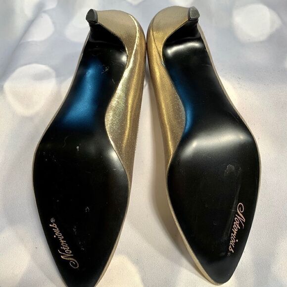 NOTORIOUS GOLD LAME PUMP 3” HEEL 8.5B - Picture 5 of 6